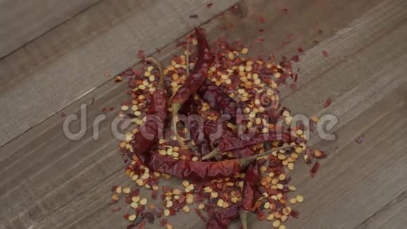 堆有种子背景的干红辣椒辣辣干有名红辣椒上面的风景视频的预览图