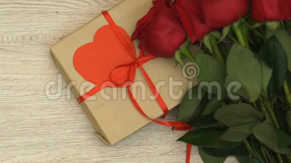 玫瑰和礼品盒送情书的人圣瓦伦丁节惊喜视频的预览图