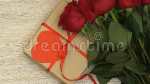 礼品盒一束玫瑰和红包躺在桌子上圣瓦伦丁节视频的预览图