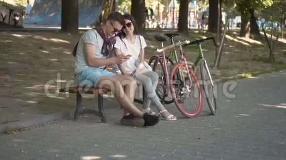情侣讨论自拍视频的预览图