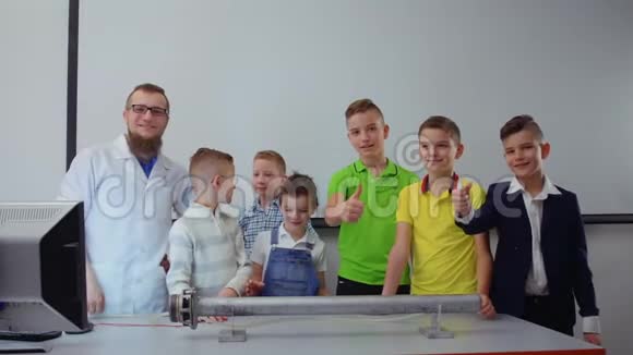 孩子们和实验室助理都竖起大拇指对着镜头视频的预览图