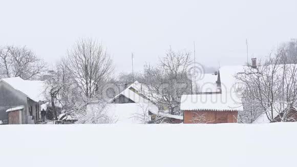 冬天下雪乌克兰村庄的翻新房屋视频的预览图