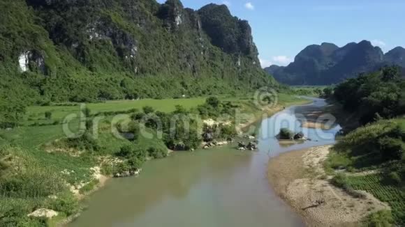 狭长的河流穿过高地山谷群山环绕视频的预览图