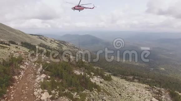 从一架货运直升机直升机直升机的直升机上视频的预览图