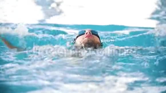 残疾人背在游泳池里游泳蝶泳慢动作视频的预览图