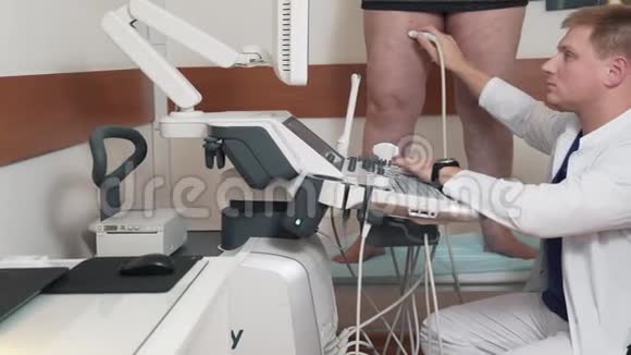 医生对病人的腿做超声检查一个静脉曲张的人来找医生视频的预览图