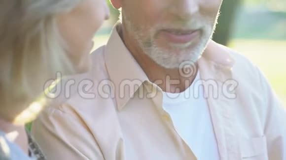 快乐的退休夫妇在户外享受浪漫约会女人抚摸着男人的脸视频的预览图