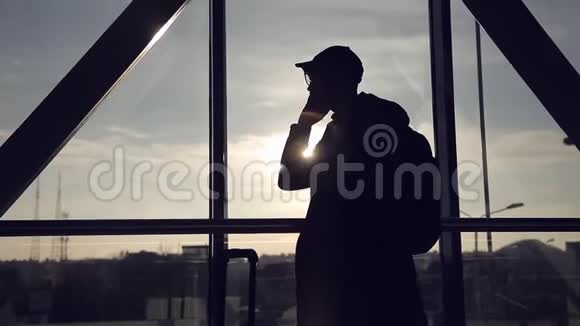 在机场日落背景下的男人在打电话视频的预览图