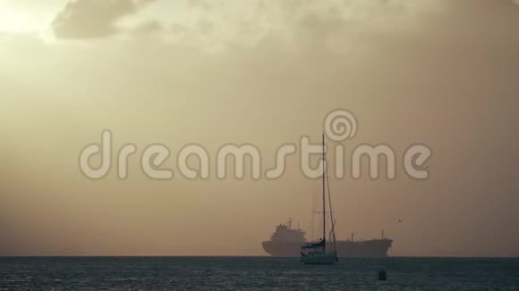 帆船与货船在海上日落视频的预览图