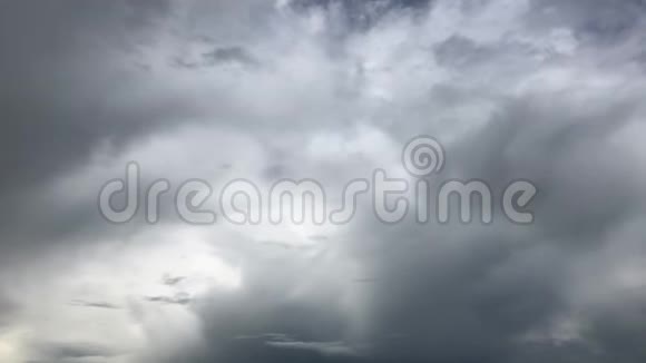 史诗般的阴郁风暴云在深蓝色的天空背景上快速移动4K视频的预览图