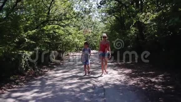 妈妈和孩子一起在森林里视频的预览图