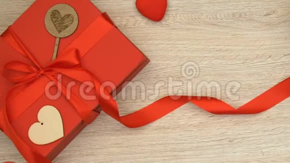 持圣情人节贺卡的女士桌上的礼品盒浪漫的礼物视频的预览图