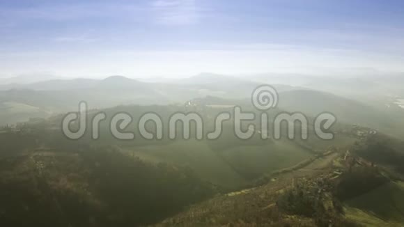 爱米利娅罗马尼亚地区阳光明媚的丘陵景观鸟瞰意大利博洛尼亚视频的预览图