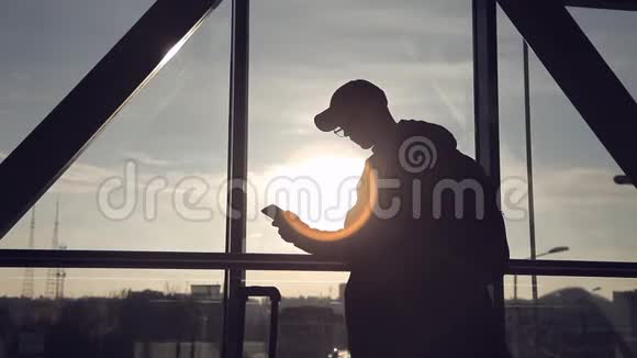 在机场日落背景下的男人在打电话视频的预览图