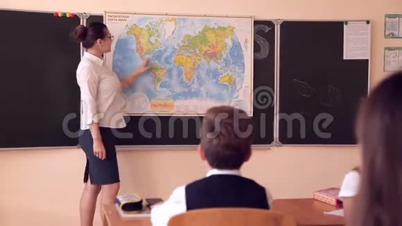 教师带领上地理课视频的预览图