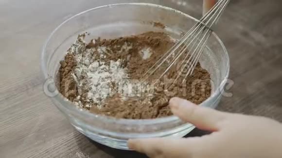 厨师把可可粉和面粉混合在碗里视频的预览图