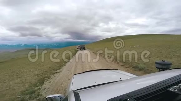越野车骑着一个山谷地平线上有山汽车旅行POV视角车沿道路行驶至视频的预览图