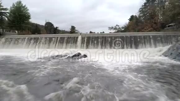 空中钻孔机飞越佛蒙特州Waitsfield覆盖桥附近的人工溢洪道视频的预览图