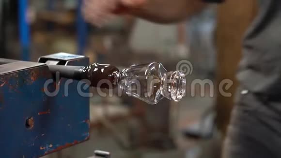 玻璃工人使用热扑克形成最终产品的顶部4K视频的预览图
