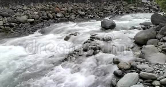 厄瓜多尔巴诺斯2018年9月24日Drone在低海拔的河流中缓慢地移动白水视频的预览图
