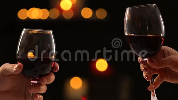 近景男女双手碰杯酒庆祝节日视频的预览图