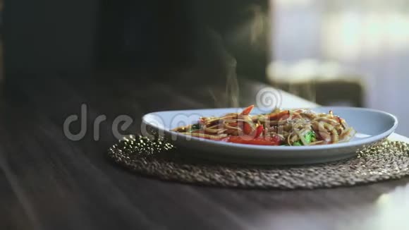 热和蒸亚洲炒面与千肯和蔬菜视频的预览图