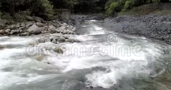 巴诺斯厄瓜多尔2018年9月24日无人机在低海拔河流中跟随白水视频的预览图