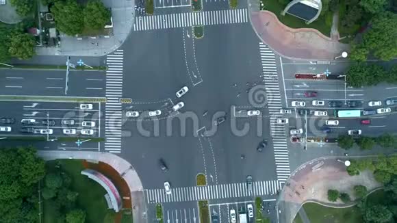 加速空中无人机旋转射击在城市的十字路口汽车和公共汽车行驶的大道日落时分视频的预览图