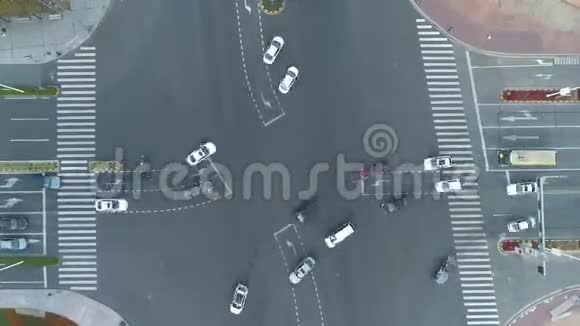 加速空中无人机在城市的十字路口射击汽车和公共汽车在大道上行驶日落时分视频的预览图