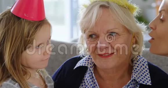 母亲和女儿在家亲吻祖母视频的预览图