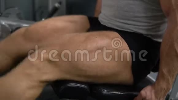 肌肉男在健身房训练他的腿健康和健身观念视频的预览图