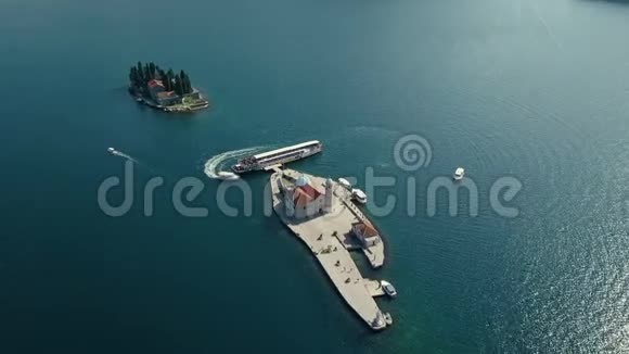 从阿得里亚海的人工岛无人驾驶飞机上鸟瞰Perast的Gospaodskrpjela和晴天的船只视频的预览图