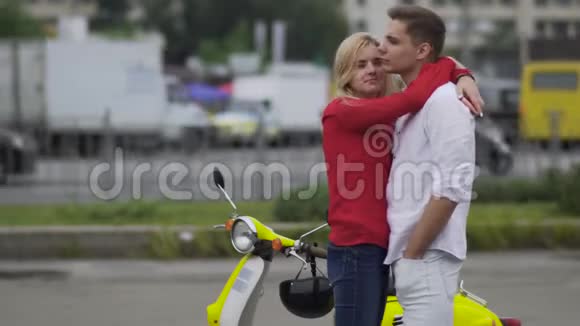 一对年轻夫妇在繁忙的城市街道上的拥抱视频的预览图