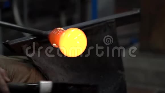 玻璃工作艺术家滚红热球玻璃准备吹4K视频的预览图