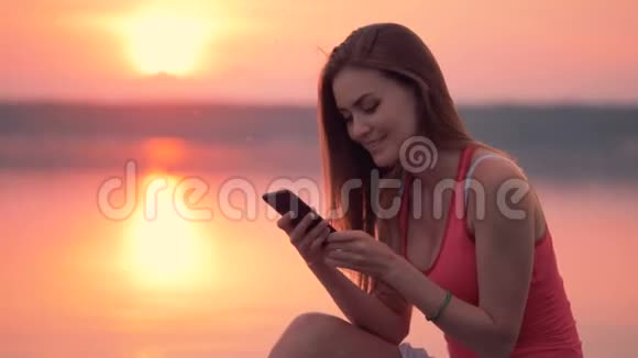 一个女孩坐在昆虫云中打电话视频的预览图