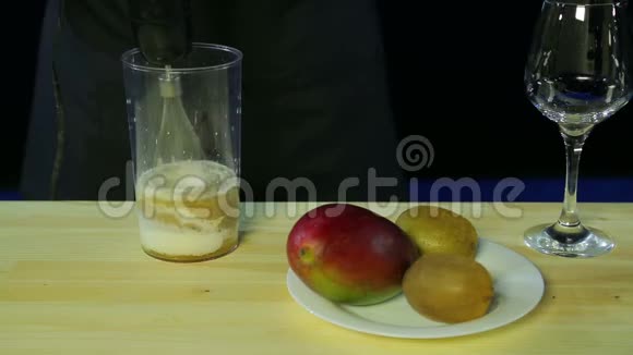 女人在搅拌碗里用奶油敲打一根切碎的香蕉视频的预览图