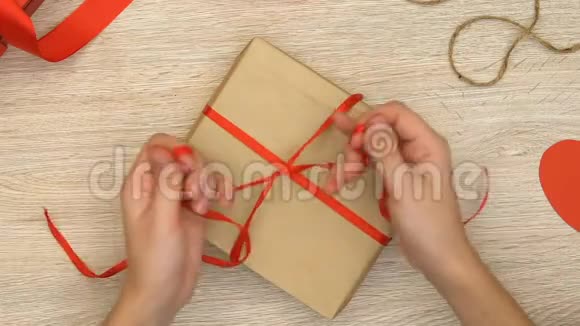 女人包装情人节礼物为男朋友制造浪漫惊喜爱情视频的预览图