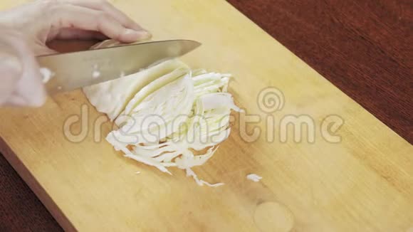 一个女人用刀子在木板上割白菜视频的预览图