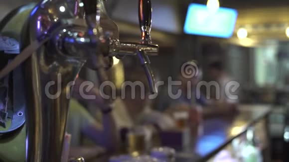 酒吧柜台上倒啤酒的啤酒龙头酒吧里的水龙头视频的预览图
