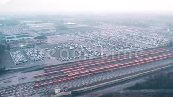提供大轿车工厂仓库和空货运车的空中景观准备装货视频的预览图