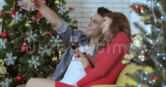 白种人夫妇喝酒和自拍照片视频的预览图