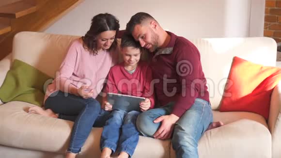 家庭在玩数码平板电脑游戏时玩得开心视频的预览图