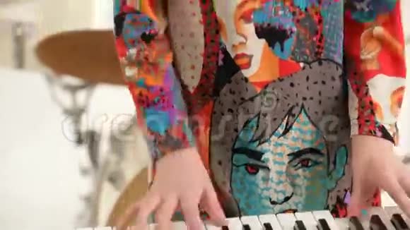 年轻的钢琴家视频的预览图