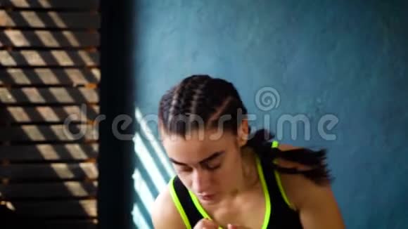健身运动缓慢适合白色女性伸展手臂肌肉在健身房视频的预览图