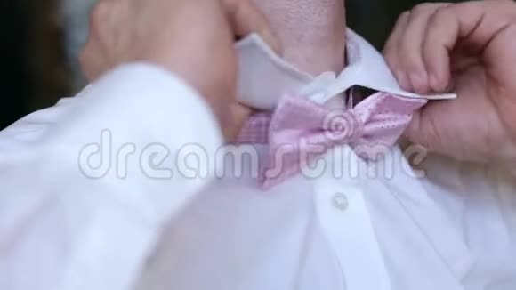 留胡子的商人穿着白色衬衫系着粉红色的蝴蝶结特写视频的预览图