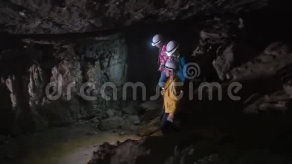 在洞穴里寻找出路的孩子们视频的预览图