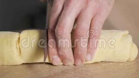 面包师切肉桂卷糖和黄油部分烤肉桂卷视频的预览图