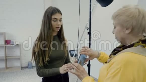 成熟的女人问专业摄影师如何用智能手机拍照视频的预览图
