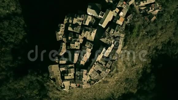 在高岩石上建造的加尔卡塔中心镇的空中射击意大利拉齐奥视频的预览图