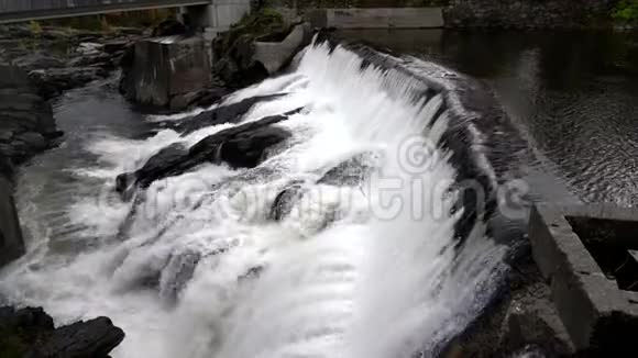 慢速运动水冲过佛蒙特州4K的小型水力发电大坝视频的预览图